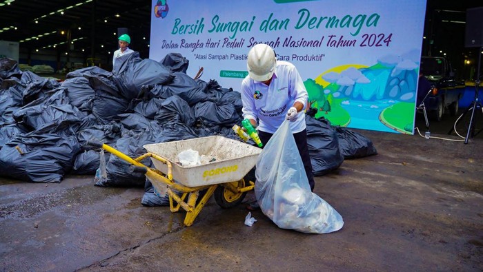 PT Pusri Palembang gelar aksi bersih-bersih Sungai dan Dermaga di areal Dermaga Pabrik Pusri.