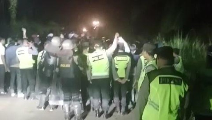 Puluhan massa geruduk Kantor KPU Empat Lawang.