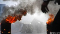 Sejumlah petugas Damkar melakukan simulasi pemadaman kebakaran pada acara puncak HUT ke-105 Damkar di Surabaya.