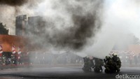 Petugas Damnkar melakukan respon cepat pemadaman api pada acara puncak HUT ke-105 Damkar.