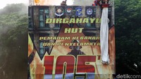 Sejumlah petugas Damkar melakukan simulasi penyelamatan saat kejadian kebakaran pada gedung bertingkat.