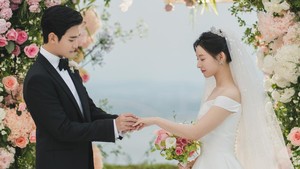 Kim Soo Hyun memerankan Baek Hyun Woo, pria biasa yang menikahi anak konglomerat bernama Hong Hae In. (Foto: dok. Netflix)