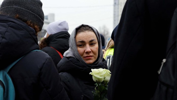 Ratusan Orang Hadiri Pemakaman Alexei Navalny People gather near the Soothe My Sorrows church as they wait for a funeral service and a farewell ceremony for Russian opposition politician Alexei Navalny in Moscow, Russia, March 1, 2024. REUTERS/Stringer
