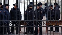 Sementara gereja tempat Navalny dimakamkan dijaga ketat polisi. 