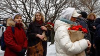 Pihak berwenang menyerahkan jenazah Navalny kepada ibunya pada hari Sabtu (24/2), lebih dari seminggu setelah dia meninggal di penjara Arktik. 