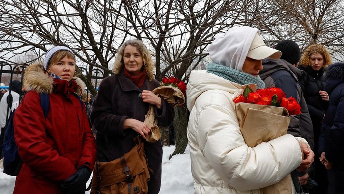 Ratusan Orang Hadiri Pemakaman Alexei Navalny People gather near the Soothe My Sorrows church as they wait for a funeral service and a farewell ceremony for Russian opposition politician Alexei Navalny in Moscow, Russia, March 1, 2024. REUTERS/Stringer