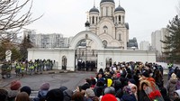 Orang-orang berkumpul di luar gereja Soothe My Sorrows sambil menunggu upacara pemakaman dan upacara perpisahan politisi oposisi Rusia Alexei Navalny di Moskow, Rusia, 1 Maret 2024.