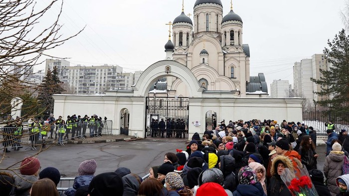 Ratusan Orang Hadiri Pemakaman Alexei Navalny People gather near the Soothe My Sorrows church as they wait for a funeral service and a farewell ceremony for Russian opposition politician Alexei Navalny in Moscow, Russia, March 1, 2024. REUTERS/Stringer