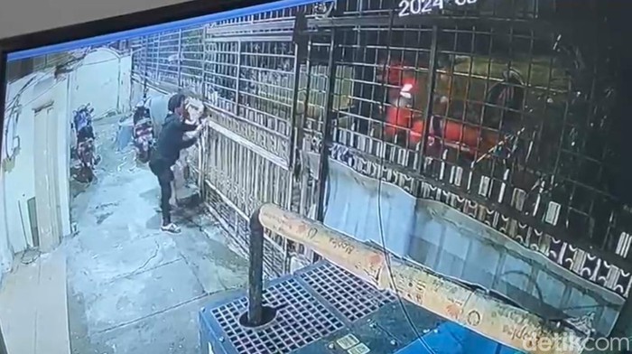 Rekaman CCTV 2 karyawan roti diserang OTK di Makassar, Sulsel.