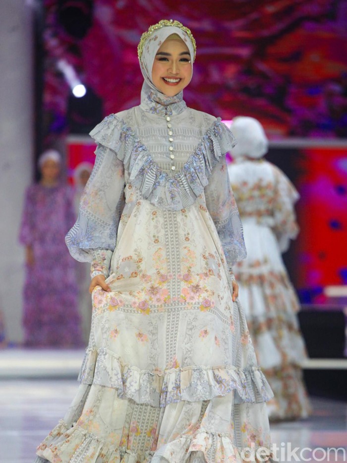 Ria Ricis Sejumlah selebriti memperagakan busana pada peragaan busana bertajuk The FirSSt Gala of Shella Saukia di The Ritz Carlton Pacific Place, Jakarta, Kamis (29/2/2024). Shella Saukia menggelar peragaan busana bertajuk The FirSSt Gala of Shella Saukia untuk merayakan 1 dekade dirinya berkarya.