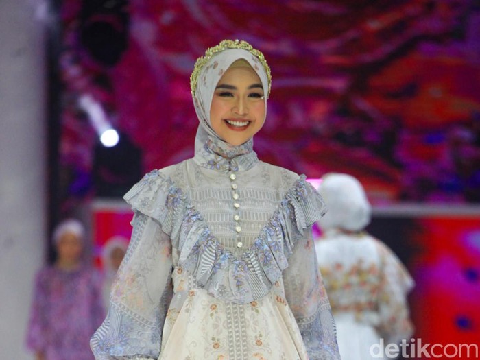 Sejumlah selebriti memperagakan busana pada peragaan busana bertajuk The FirSSt Gala of Shella Saukia di The Ritz Carlton Pacific Place, Jakarta, Kamis (29/2/2024). Shella Saukia menggelar peragaan busana bertajuk The FirSSt Gala of Shella Saukia untuk merayakan 1 dekade dirinya berkarya.
