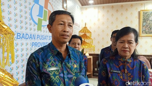 Asisten Perekonomian dan Pembangunan Setda Provinsi Bali I Wayan Serinah (kiri) dan  Kepala BPS Bali Endang Retno Sri Subiyandani.