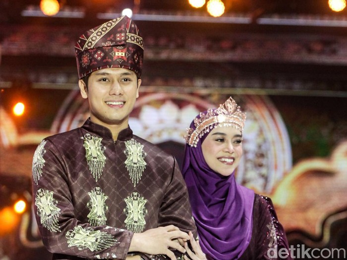 Sejumlah selebriti memperagakan busana pada peragaan busana bertajuk The FirSSt Gala of Shella Saukia di The Ritz Carlton Pacific Place, Jakarta, Kamis (29/2/2024). Shella Saukia menggelar peragaan busana bertajuk The FirSSt Gala of Shella Saukia untuk merayakan 1 dekade dirinya berkarya.