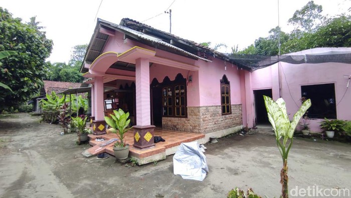 Rumah yang menjadi tempat syuting konten pengajian boleh tukar pasangan di Blitar.