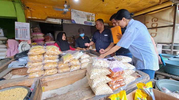 Satgas Pangan Polres Mojokerto mengecek stok dan harga kebutuhan pokok di pasar tradisional