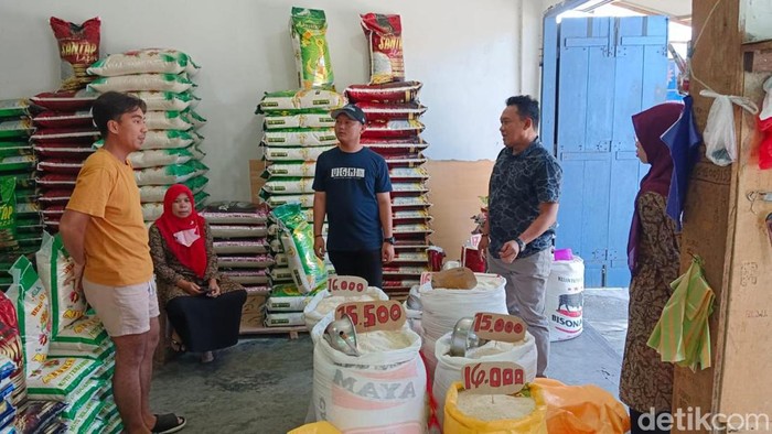 Satgas Pangan Polres Palopo saat memantau harga komoditas di Pasar Sentral Palopo.