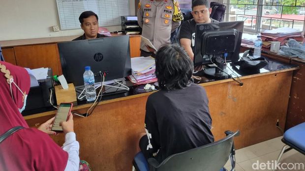 Satu orang remaja diduga pelaku bullying viral di Batam tengah diminta keterangan oleh polisi. (Foto: Alamudin/detikSumut)