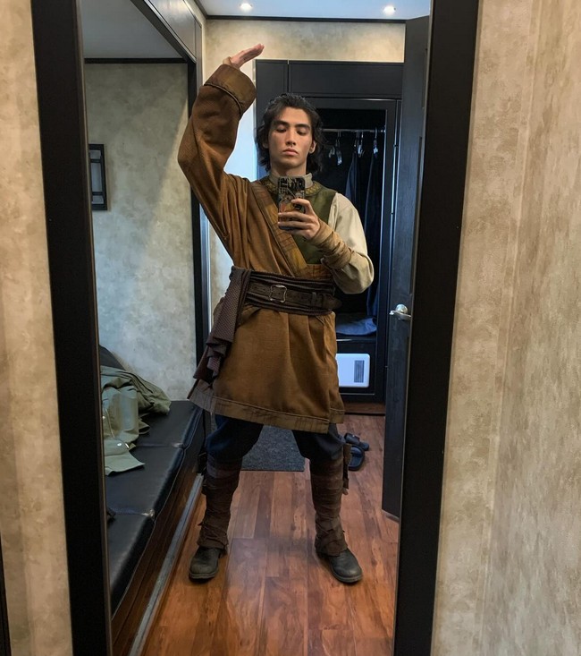 Sebastian merupakan aktor kelahiran Los Angeles, AS, 24 tahun lalu. Parasnya yang tampan dengan senyum manis membuat banyak penonton ‘Avatar: The Last Airbender’ salah fokus. Foto: Instagram/@sebastianamoruso