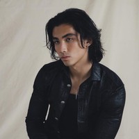 Bakatnya tak hanya sampai di situ. Sebastian juga mahir olahraga seperti snowboarding dan surfing. Foto: Instagram/@sebastianamoruso