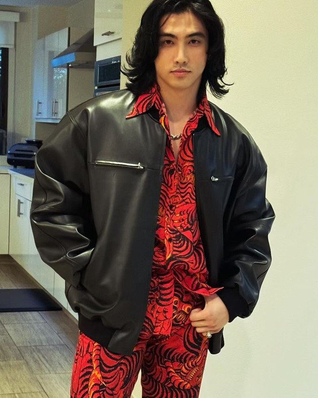 Sebastian pun bertalenta di bidang musik. Dia bisa memainkan beberapa alat musik, di antaranya gitar, drum, piano dan biola. Foto: Facebook/ Sebastian Amoruso