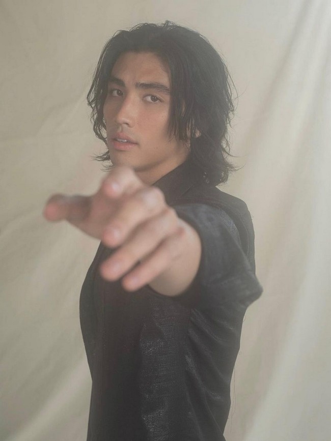 Sebastian disebut-sebut sebagai ‘Hollywood Rising Star’ karena kemampuan aktingnya. Selain akting di produksi film dan serial, dia juga pernah menjajal dunia teater dengan bermain peran di musikal ‘Heathers The Musical’. Foto: Instagram/@sebastianamoruso