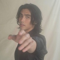 Sebastian disebut-sebut sebagai ‘Hollywood Rising Star’ karena kemampuan aktingnya. Selain akting di produksi film dan serial, dia juga pernah menjajal dunia teater dengan bermain peran di musikal ‘Heathers The Musical’. Foto: Instagram/@sebastianamoruso