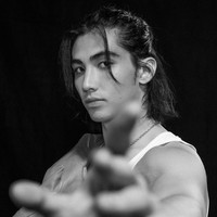 Seperti dikutip dari The Direct, Sebastian jago bela diri, khususnya seni pedang. Maka tak heran jika dia dipercaya memerankan Jet yang jago berkelahi. Foto: Instagram/@sebastianamoruso