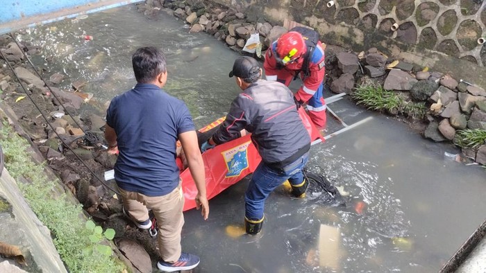 Seorang pria ditemukan tewas di Kali Jelawe di Jaksel. Jasad korban dievakuasi petugas damkar bersama kepolisian. (dok Damkar Jaksel)