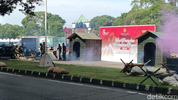 Teatrikal perang Serangan Umum 1 Maret 1949 dalam rangka memperingati HPKN di halaman parkir Mandala Krida, Jumat (1/3/2024).