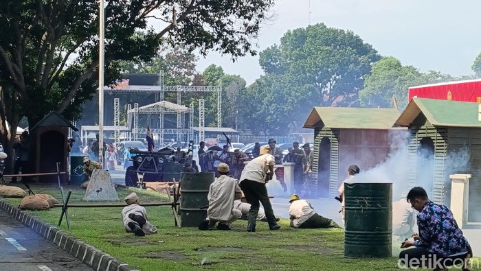 Teatrikal perang Serangan Umum 1 Maret 1949 dalam rangka memperingati HPKN di halaman parkir Mandala Krida, Jumat (1/3/2024).