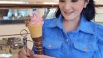 Serunya Kiki Amalia Kulineran dan Jajan Es Krim Durian Bareng Suami