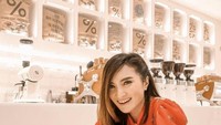 Ke gerai kafe Arabica yang hits di Jakarta. Kiki memang penggemar es kopi susu dari dulu nih. Foto: Instagram @kikiamaliaworld