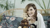 Rayakan ulang tahun, Kiki yang doyan dessert dapat kejutan kue cokelat spesial dengan hiasan pretzel, biskuit dan sebagainya. Foto: Instagram @kikiamaliaworld