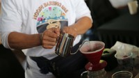 PT Kereta Api Indonesia (Persero) menyelenggarakan acara “Ngopi Bareng KAI 2024”, dimana KAI membagikan 25.000 cup kopi secara cuma-cuma kepada para pelanggan kereta api. 