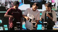 Andi F Noya penikmat kopi, Didiek Hartantyo selaku Direktur Utama PT. Kereta Api Indonesia dan Ryan Wibawa Coffe Expert membuat kopi saat pembukaan ngopi bareng KAI di Stasiun Gambir, Jakarta, Jumat (1/3/2024).