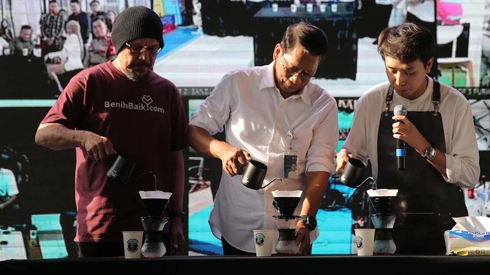 Serunya Ngopi Bareng KAI di Stasiun Gambir PT Kereta Api Indonesia gelar acara 'Ngopi Bareng KAI 2024'. Kegiatan ini berlangsung di 9 stasiun, salah satunya di Gambir.
