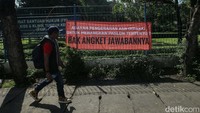 Pengendara melintas di depan spanduk dukungan penggunaan hak angket DPR di kawasan Cawang, Jakarta, Jumat (1/3/2024).