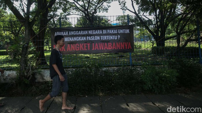 Spanduk Dukungan Hak Angket DPR Bertebaran di Jakarta Spanduk dukungan terhadap penggunaan hak angket terkait kecurangan Pemilu terlihat di beberapa titik di Jakarta. Begini potretnya.