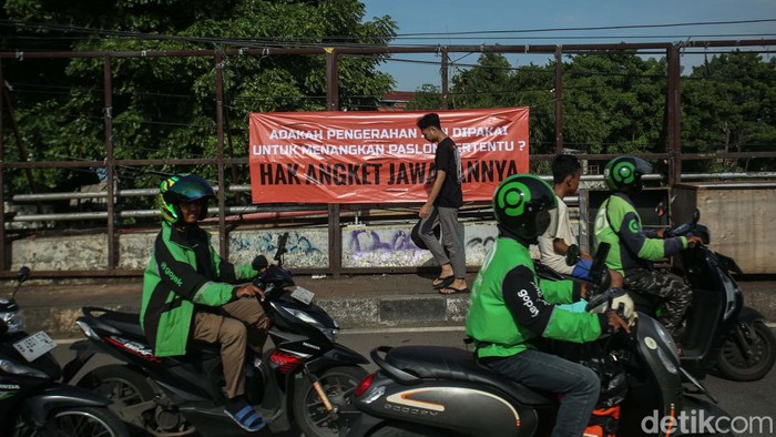 Spanduk dukungan terhadap penggunaan hak angket terkait kecurangan Pemilu terlihat di beberapa titik di Jakarta. Begini potretnya.