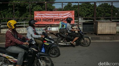 Spanduk Dukungan Hak Angket DPR Bertebaran di Jakarta
