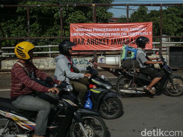 Spanduk Dukungan Hak Angket DPR Bertebaran di Jakarta