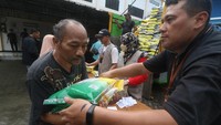 Warga membeli beras murah saat operasi pasar khusus beras di Balai Kelurahan Banjarmlati, Kota Kediri, Jawa Timur, Jumat (1/3/2024).