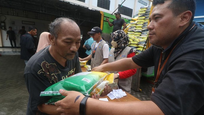 Warga antre membeli beras murah saat operasi pasar khusus beras di Balai Kelurahan Banjarmlati, Kota Kediri, Jawa Timur, Jumat (1/3/2024). Pemerintah daerah setempat bersama Bulog melakukan operasi pasar secara berkelanjutan di sejumlah balai kelurahan dengan menyediakan 8 ton beras stabilisasi pasokan dan harga pangan (SPHP) seharga Rp52 ribu per kemasan 5 kilogram dan 2 ton beras premium seharga Rp58 ribu per kemasan 5 kilogram di setiap lokasi sebagai upaya stabilisasi harga beras menjelang Ramadhan. ANTARA FOTO/Prasetia Fauzani/tom.