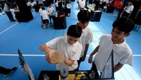 Pendekatan pembelajaran STEAM (Science, Technology, Engineering, Arts, and Mathematics) digunakan untuk mendorong dan membantu siswa mengintegrasikan serta menerapkan pengetahuan dari berbagai bidang ilmu, sehingga mereka dapat berpikir secara terhubung dan holistik serta menerapkan langsung pada masalah-masalah kehidupan nyata. Metode pembelajaran STEAM di Sampoerna Academy difokuskan untuk memperkuat lima komponen penting siswa yang dikenal dengan 5C (Critical Thinking, Creativity, Communication, Collaboration, and Character), sehingga siswa dapat menjadi inovator dan pemberi solusi masalah di masa depan.
