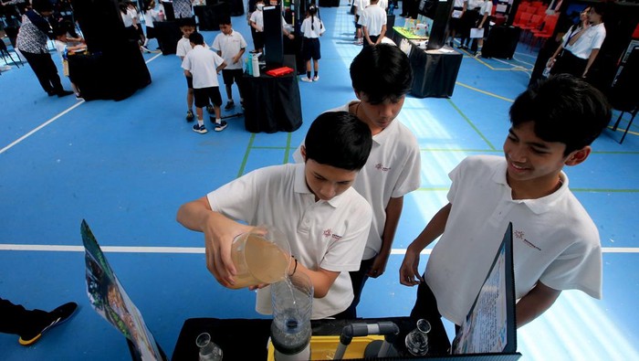 (Paling kiri) Dr. Mustafa Guvercin selaku Academic Director of Sampoerna Academy, bersama (Paling kanan) Frida Dwiyanti, Principal of Sampoerna Academy Sentul memberikan plakat kepada Direktur Sekolah Menengah Atas KEMENDIKBUDRISTEK RI, (tengah) Winner Jihad Akbar, S.Si., M.Ak., sebagai apresiasi atas kehadirannya sebagai pembicara dalam acara Sampoerna Academy STEAM Expo 2024,