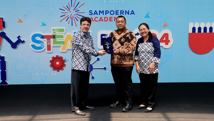 STEAM Expo 2024 Kembali Digelar, Dukung Terciptanya Inovator Muda (Paling kiri) Dr. Mustafa Guvercin selaku Academic Director of Sampoerna Academy, bersama (Paling kanan) Frida Dwiyanti, Principal of Sampoerna Academy Sentul memberikan plakat kepada Direktur Sekolah Menengah Atas KEMENDIKBUDRISTEK RI, (tengah) Winner Jihad Akbar, S.Si., M.Ak., sebagai apresiasi atas kehadirannya sebagai pembicara dalam acara Sampoerna Academy STEAM Expo 2024,