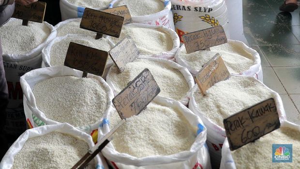 Suasana aktifitas salah satu toko beras di Pasar Induk Beras, Cipinang, Jakarta, Jumat, (1/3/2024). (CNBC Indonesia/Muhammad Sabki)
