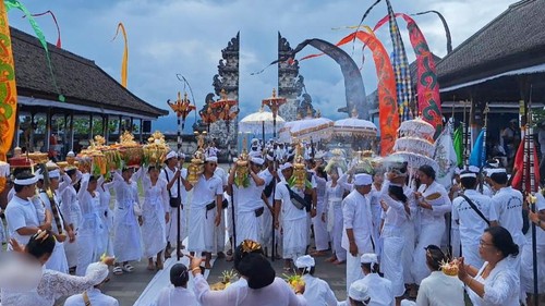 Suasana pujawali di Pura Lempuyang, Karangasem Bali, Kamis (29/2/2024). (Foto: Istimewa)