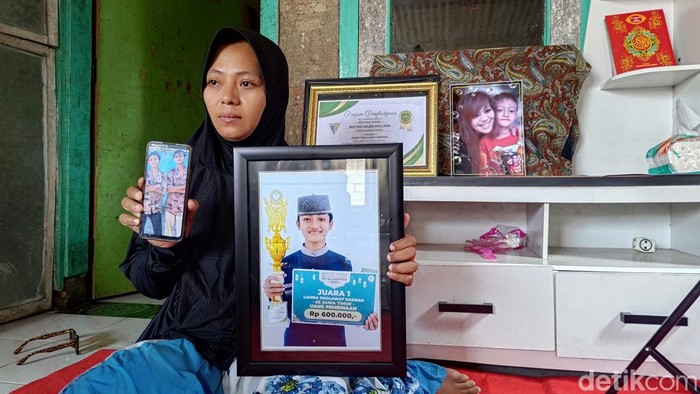 Suyanti, ibu Bintang Balqis Maulana, santri yang dianiaya hingga tewas di Kediri.
