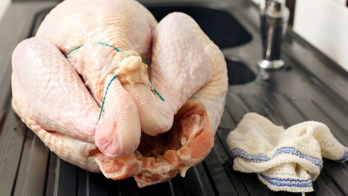 Tak Pernah Cuci Daging Ayam Sebelum Dimasak, Wanita Ini Disorot